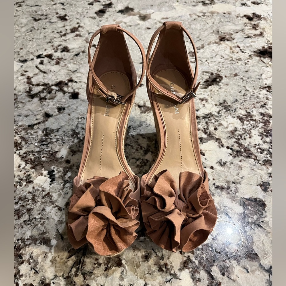 Gianni Bini neutral leather sandals. Size 8.5M. Pre-owned -Excellent Condition.